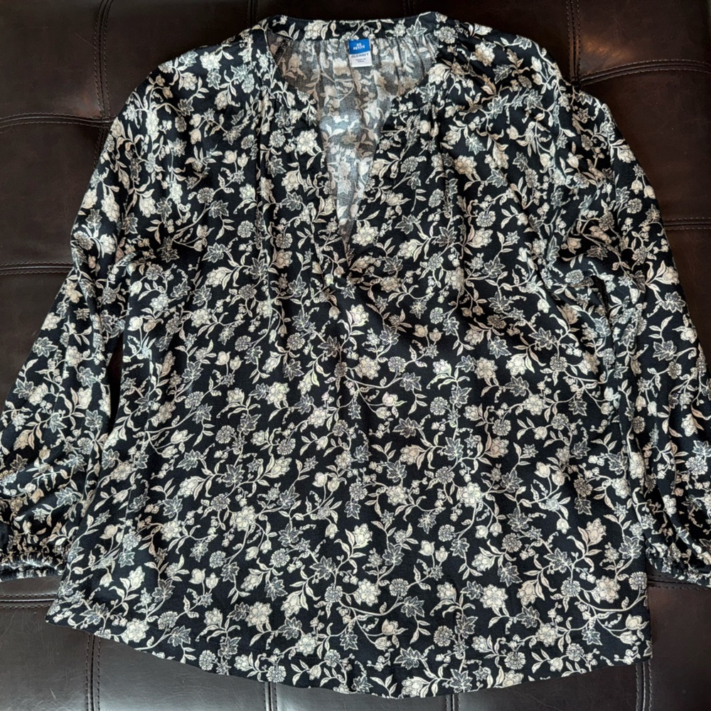 Old Navy     Long sleeve split neck    Women’s PETITE XS